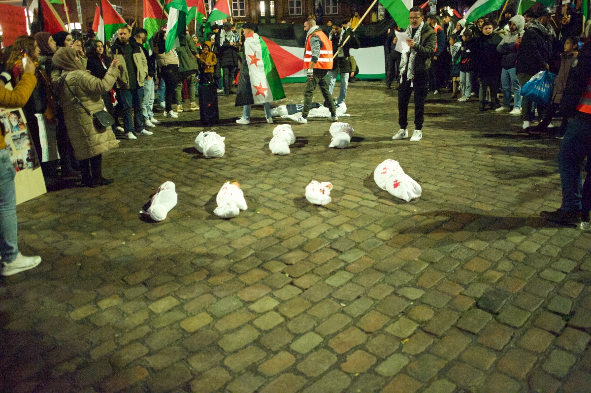 Palästinensische Flaggen und Trauerprozession in Flensburg: Demonstranten setzen ein Zeichen für Gaza